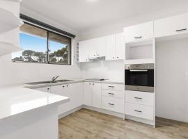 Central Cronulla Apartment Nestled in the Treetops, hotel in Cronulla