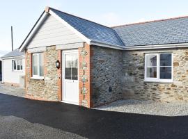 Four Burrows Bungalow, hotel with parking in Chacewater