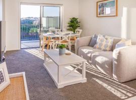 Beach Front Abode- 2 Bed 2 Bath, hotel in Christchurch