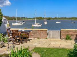 Quayside Cottage Uk33899, hotel in Waldringfield