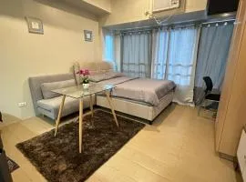 EJ's Staycation 4th F with 200mbps Wi-Fi and NETFLIX