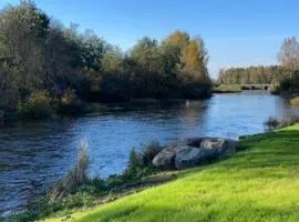 Pieni omakotitalo joen rannalla