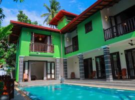 IBSON Villa - 02 Hikkaduwa with 4 Bedrooms & Salt Water Swimming Pool, cabana o cottage a Hikkaduwa