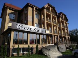 RIVER SIDE: Polyana şehrinde bir tatil köyü