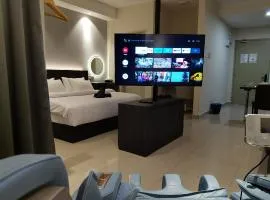 Luxury Couple Suites l Free Netflix l Mini Cinema l Massage Chair l Bathtub l WIFI 100mbps l Town Area Bali Residence
