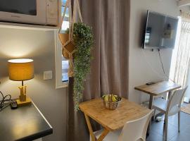 Studio cosy rez de jardin à 10 mn des plages, self-catering accommodation in Baie-Mahault