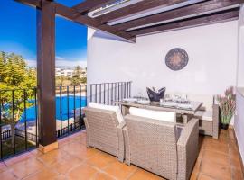 Apartment - Sleeps 4 with Pool & Golf Views, khách sạn ở Roldán