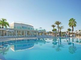 KHARMA BEACH CLUB SPA APOLLONIUM BAY VILLAS, hotel sa bazenima u gradu Akbuk