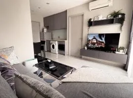 Luxurious Downtown condo w/train access