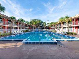 Ramada by Wyndham Kissimmee Gateway - Free Theme Park Shuttle – hotel w Orlando