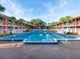 Ramada by Wyndham Kissimmee Gateway - Free Theme Park Shuttle