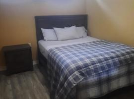 One bedroom basement suite with private living room and laundry., B&B i Brampton