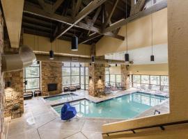 King Suite - 4 Guest - Hot Tub - Pool - Free Shuttle - Cedar Breaks Lodge, spa hotel in Brian Head