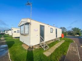 8 Berth Caravan At California Cliffs By Scratby Beach In Norfolk Ref 50001d, hotel in Great Yarmouth