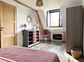 Room in Guest room - bed and breakfast in the countryside near Beauvais airport, hotel with parking in Auneuil