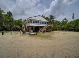 4x2330, Wild Horse Landing- Oceanside, Wild Horses, 4x4 area, Hot Tub, Secluded, hotel in Knotts Island