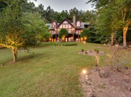 Grand Ellijay Cabin with Mountain Views and Pool Table, Hotel mit Parkplatz in Ellijay