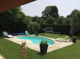 Espace privé dans propriété avec accès piscine, cheap hotel in La Malachère