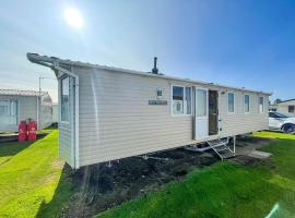 Lovely Caravan With Wifi At Broadland Sands In Suffolk Ref 20035bs, hotel with parking in Hopton on Sea