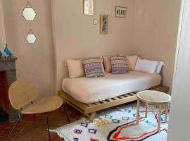 Charmant appartement lové dans un vieux mas avec piscine et jacuzzi, cottage in Valleraugue