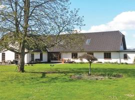 Beautiful Home In Stakroge With 5 Bedrooms And Wifi, feriebolig i Knaplund