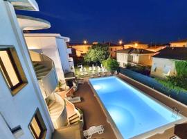Residence with swimming-pool in Marina di Cecina just 700 meters from the beach, aparthotel en Cecina