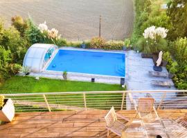 Mountains and Lakes - Villa Gaumberg, hotel with pools in Linz
