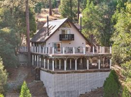 Spacious Pine Mountain Lake Cabin Rental with Decks, Hotel in Groveland