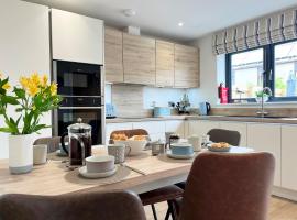 Beautiful 3 Bed Townhouse with Parking, close to Sea Front, hotel in Penzance