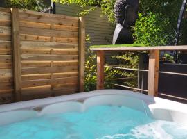 Mobil home 3 chambres avec jacuzzi, camping in Le Grau-dʼAgde