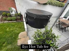 Central Cottage, Hot Tub, holiday rental in Shottery