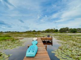 Lakefront Deltona Vacation Rental with Dock and Kayaks, villa em Deltona