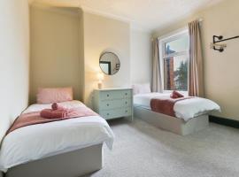 Home from Home 4 Bed - Ideal for Workers & Great for Groups, FREE Parking, Spacious, Pet Friendly Netflix, apartmen di Kimberworth