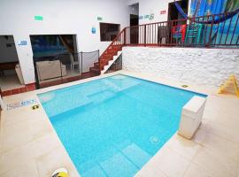 Casaquinta Mi Ventana Marroncita con piscina-16 personas, hotel Tocaimában