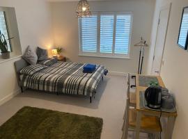 Very large double room with corner sofa and Sky TV, penzión v destinácii Newhaven