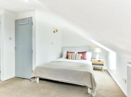 Spacious en-suite in a 5-Bedroom House at Hanwell (2nd Floor), serviced apartment in Hanwell