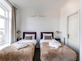 Entire 3 Bedroom House Contractors Families Relocators, готель у місті Веар