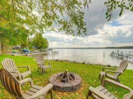 Kalkaska Retreat Private Hot Tub, Dock, Fireplace, villa in Kalkaska