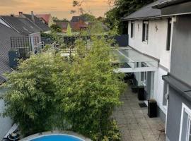 Outlet Center House, Pool-Jacuzzi-Garden-Sundeck, hotell sihtkohas Parndorf