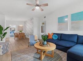 Blue Flamingo Paradise w/ Pool + Game Room + Grill + Fire Pit, hotel di Largo