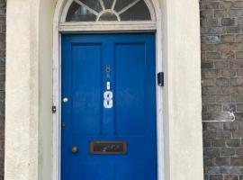 Town House 8-8A High Street, homestay in Newport