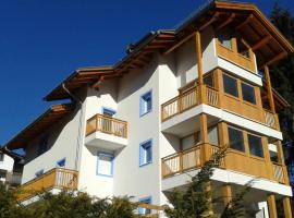 Villa in Val di Fiemme, hotel con parking en Cavalese