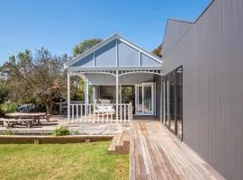 Barker Cottage with Spa in Flinders