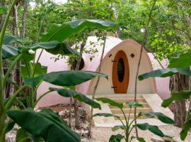 Room in Lodge - Eco-lush Double Mayan Dome Cenote And Bikes, B&B di Tulum