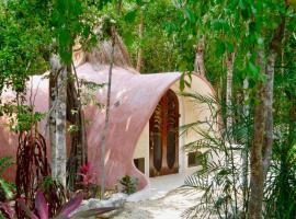 Room in Lodge - Eco-luxe Mayan Dome Cenote, hotel with parking in Balcheil