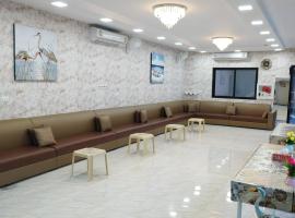 استراحة الساحل, hotel with parking in Dumistān