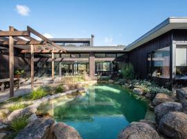 Four Seasons Luxury Amid Breathtaking Landscape, villa i Red Hill South