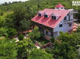 StayVista's Sunara Trails - Pet-Friendly, Mountainside Retreat with Balcony & Indoor-Outdoor Games - Near Panna National Park, hotel with parking in Panna