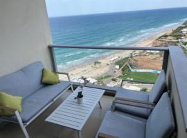 Luxury Sea View Apartment, hótel í Herzelia 