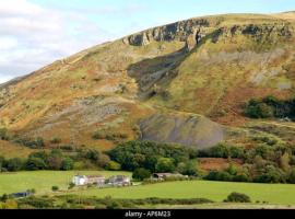 Mountain View Cottage sleep 6 sofabed quaint and quirky cottage, leilighet i Ystalyfera